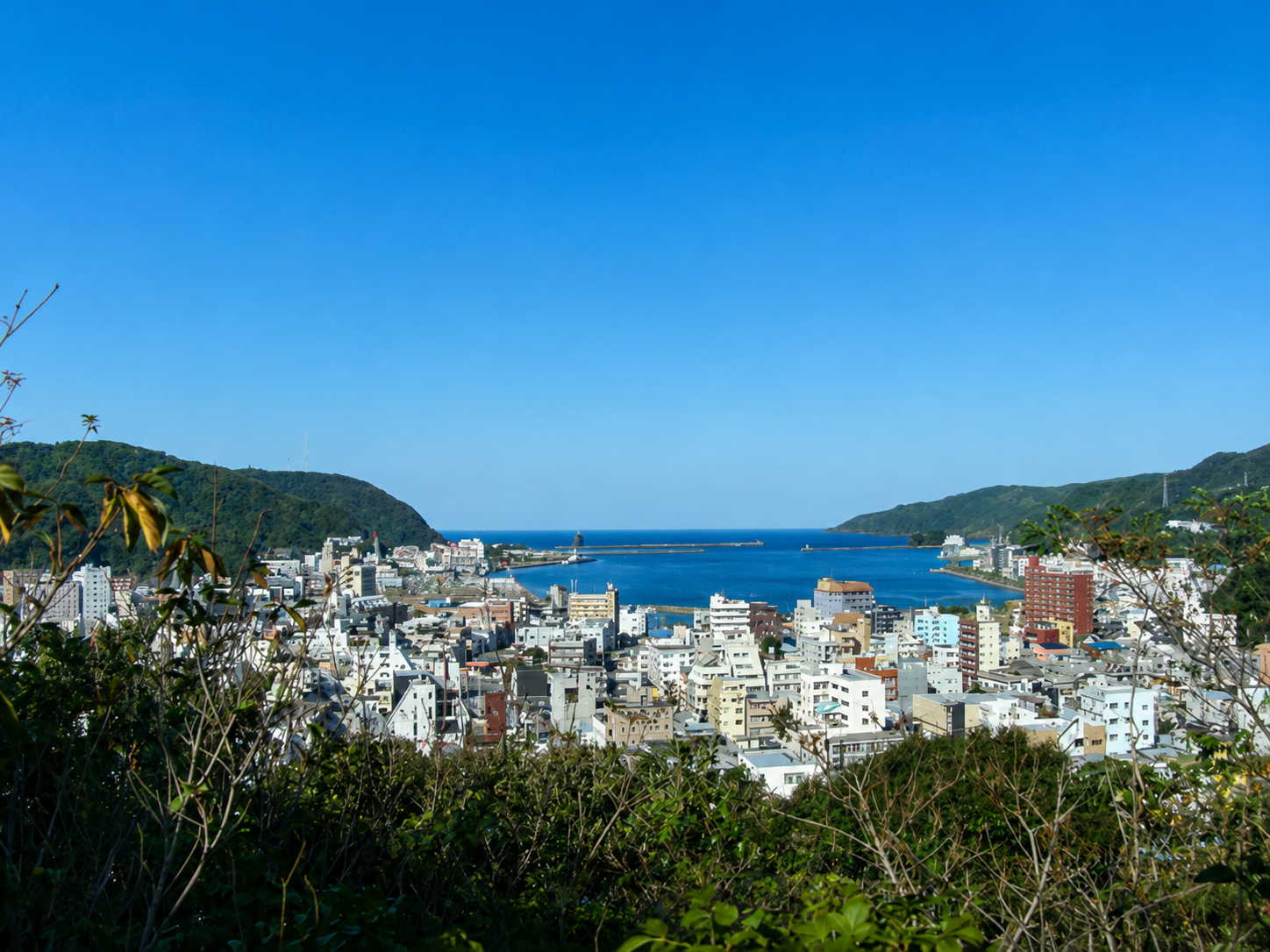 名瀬の街並みと港 ― 奄美 THE NAZE STAY